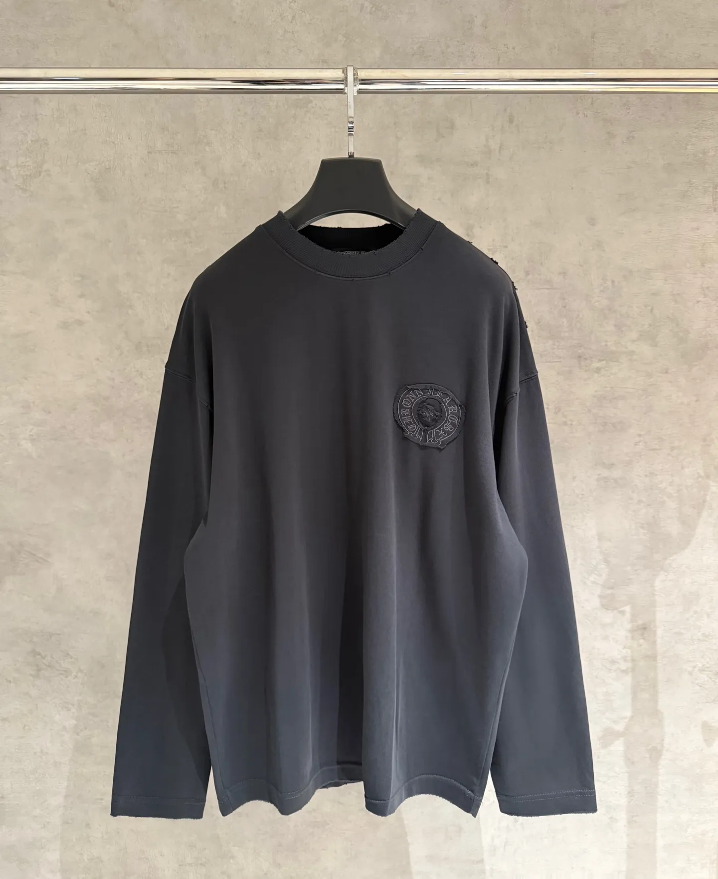 🅿️330 [Strict quality control] CH Croixin's new long-sleeved sweatshirt T-shirt. Heavy 340g double yarn fabric. Wash the whole garment twice. Frayed and torn on all four sides. Heavy fabric. The neckline is made of icy Salona. Loose fit. Deep, wide and stylish. No deformation or shrinkage. Color: 3 colors, black, white and gray. Size: M-2xl